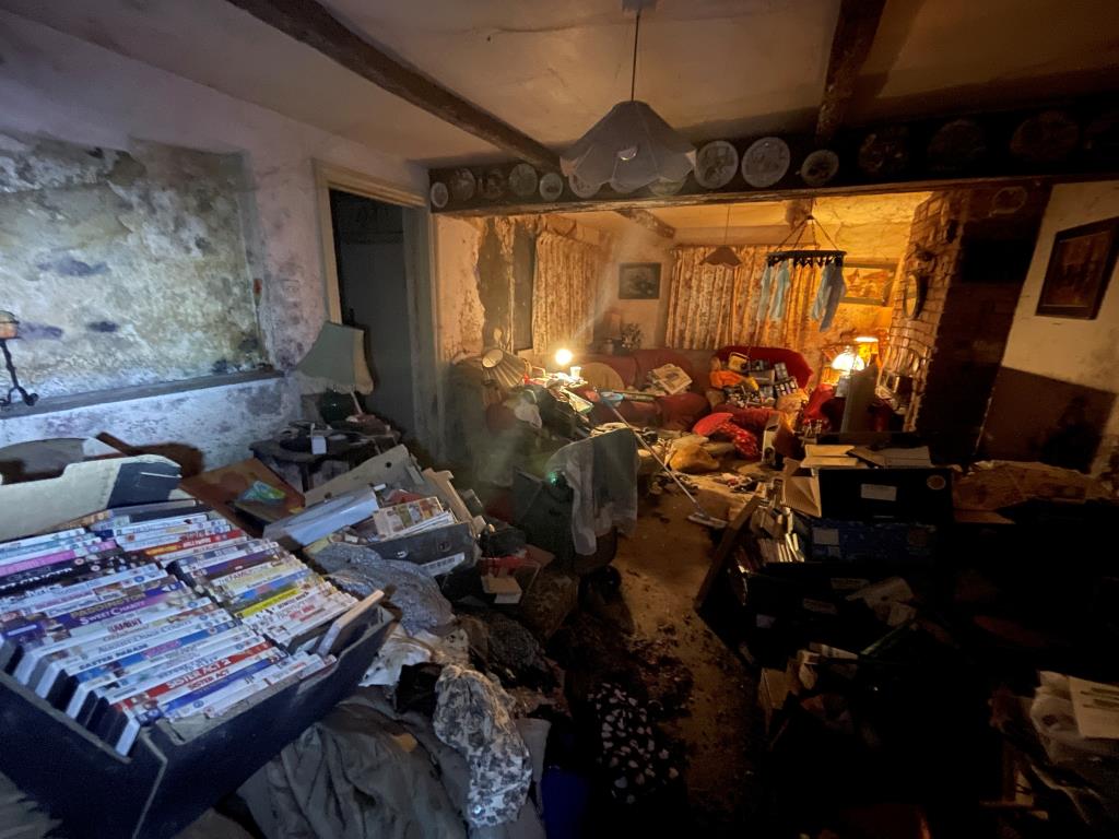 Lot: 51 - DILAPIDATED HOUSE ON GOOD SIZE PLOT - Living room